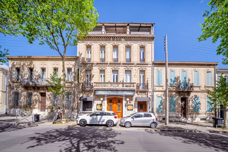 Hôtel de charme à vendre à SALON DE PROVENCE au centre-ville fond + murs  