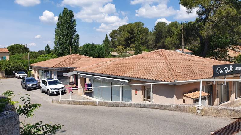 Local commercial à louer environ 140 m2 Ventabren centre commercial grande vitrine et proche quartier résidentiel